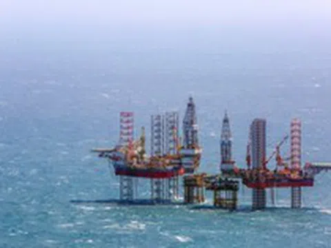 Bên trong cuộc "đại phẫu" siêu giàn khoan 18.000 tấn: Khối thép có thể khoan sâu 9.000 m, chống chịu gió bão cấp 12 được "thay áo" sau 52 ngày