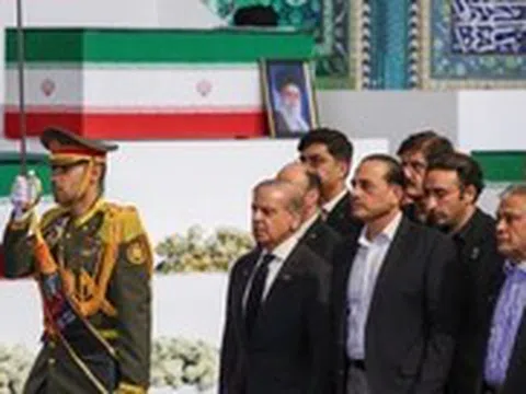 Ông Medvedev viếng linh cữu cố Lãnh tụ tối cao Iran Ali Khamenei tại Tehran