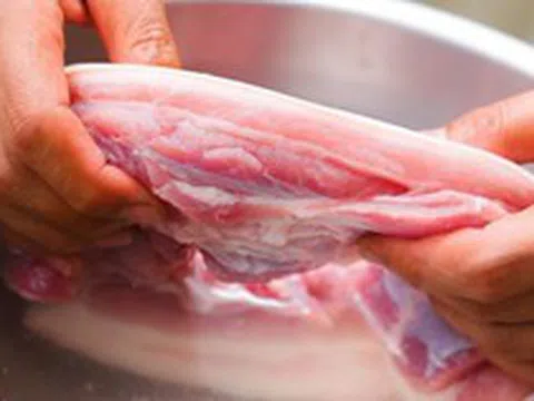 Tại sao nên ngâm thịt bằng nước muối trước khi chế biến?