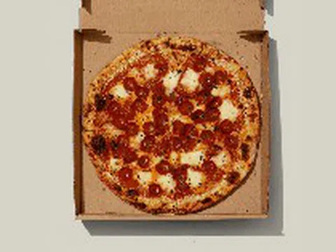 Vì sao bánh pizza hình tròn lại được đựng trong hộp vuông và cắt thành hình tam giác?