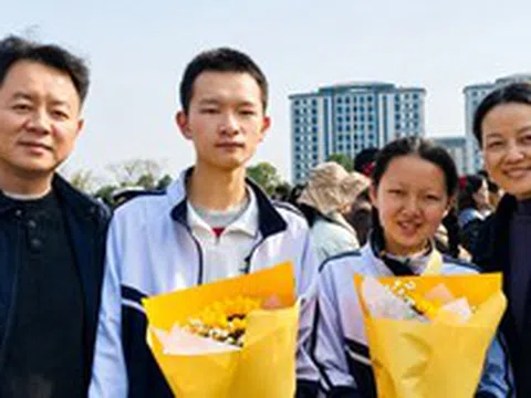 Nữ sinh 15 tuổi "nhảy cóc" 2 lớp để thi đại học cùng anh trai, kết quả đỗ trường top 1 với điểm cao hơn cả anh