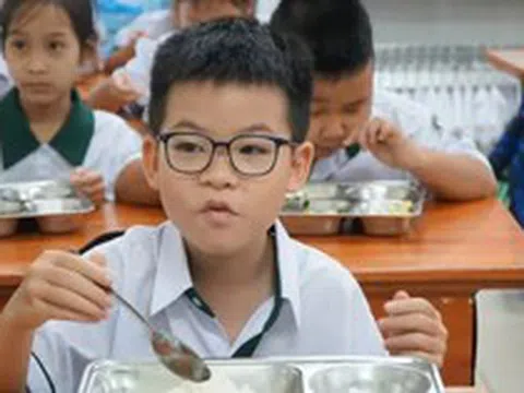 'Soi' bữa ăn bán trú đầu tiên của học sinh TPHCM sau sáp nhập trường lớp