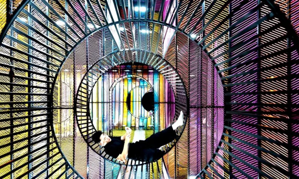 Giới trẻ TPHCM check in công viên xếp chữ bên sông